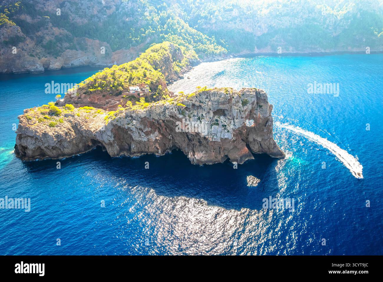 Mirador de sa Foradada crinale sulla vista aerea dell'oceano, isola di Maiorca. Isole Baleari della Spagna Foto Stock