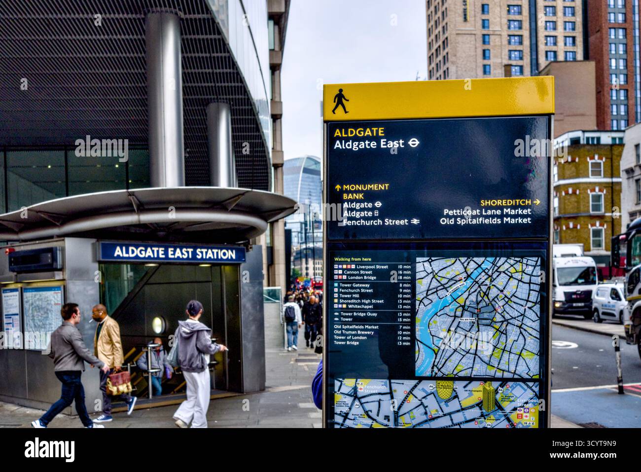 People in Street Scene fuori dalla stazione di Aldgate East, Whitechapel High Street, Borough of Tower Hamlets, Londra, Inghilterra, Regno Unito Foto Stock