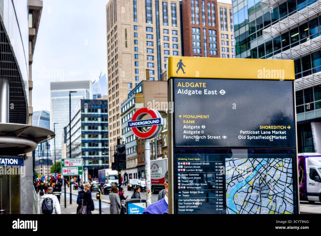 People in Street Scene fuori dalla stazione di Aldgate East, Whitechapel High Street, Borough of Tower Hamlets, Londra, Inghilterra, Regno Unito Foto Stock