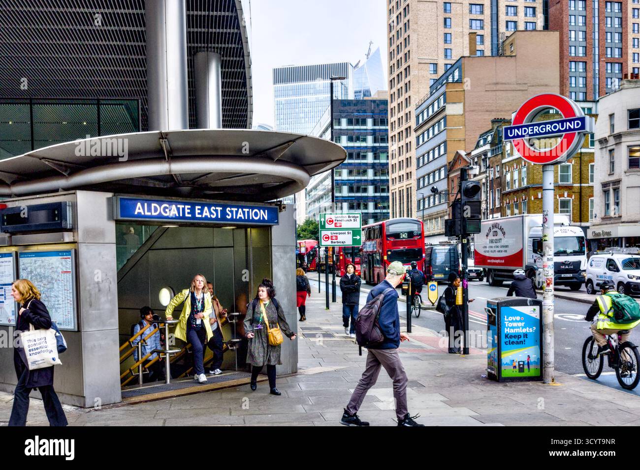 People in Street Scene fuori dalla stazione di Aldgate East, Whitechapel High Street, Borough of Tower Hamlets, Londra, Inghilterra, Regno Unito Foto Stock