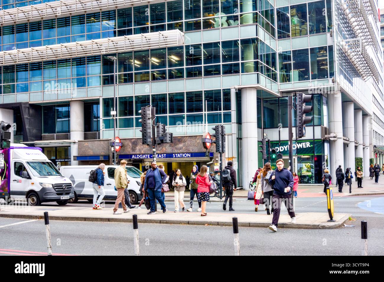 People in Street Scene fuori dalla stazione di Aldgate East, Whitechapel High Street, Borough of Tower Hamlets, Londra, Inghilterra, Regno Unito Foto Stock