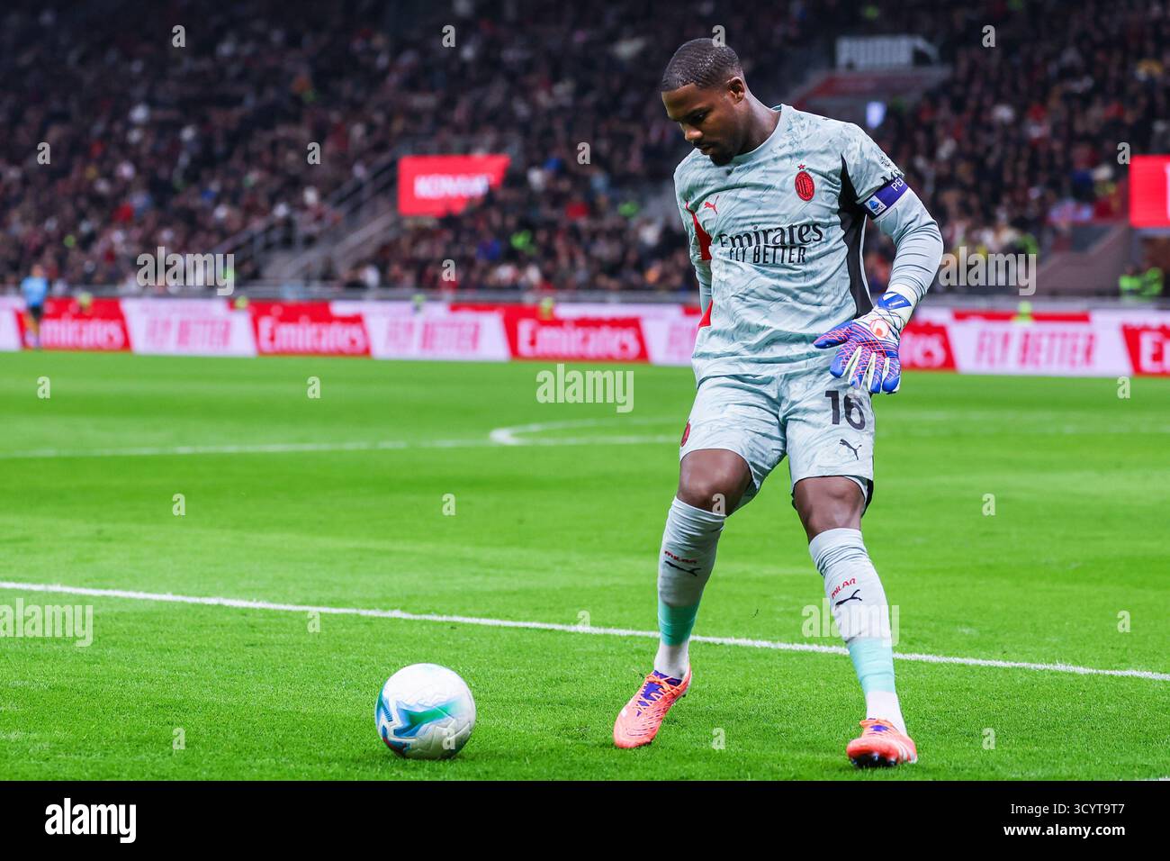 Mike Maignan dell'AC Milan visto in azione durante la partita di serie A 2025/26 tra l'AC Milan e l'ACF Fiorentina allo Stadio San Siro di Milano Foto Stock