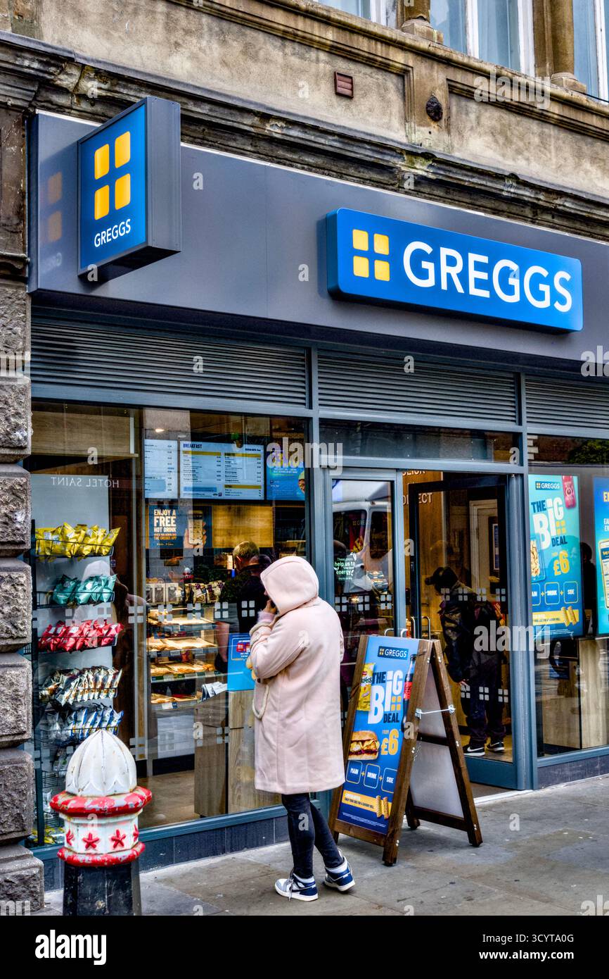 Greggs Shop, Aldgate High Street, City of London, Inghilterra, Regno Unito Foto Stock