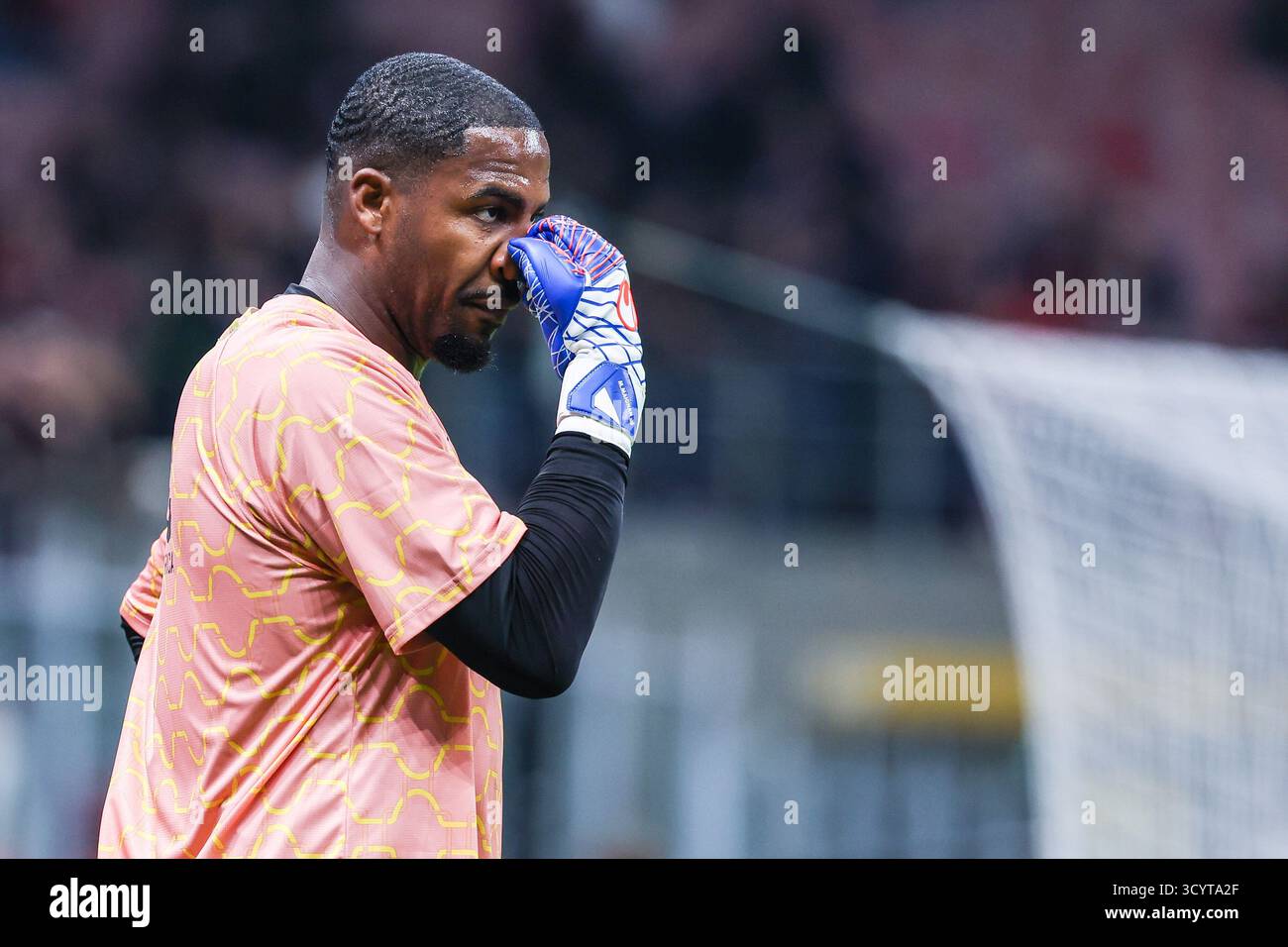 Milano, Italia. 19 ottobre 2025. Mike Maignan dell'AC Milan reagisce durante la partita di serie A 2025/26 tra AC Milan e ACF Fiorentina allo Stadio San Siro di Milano crediti: dpa/Alamy Live News Foto Stock