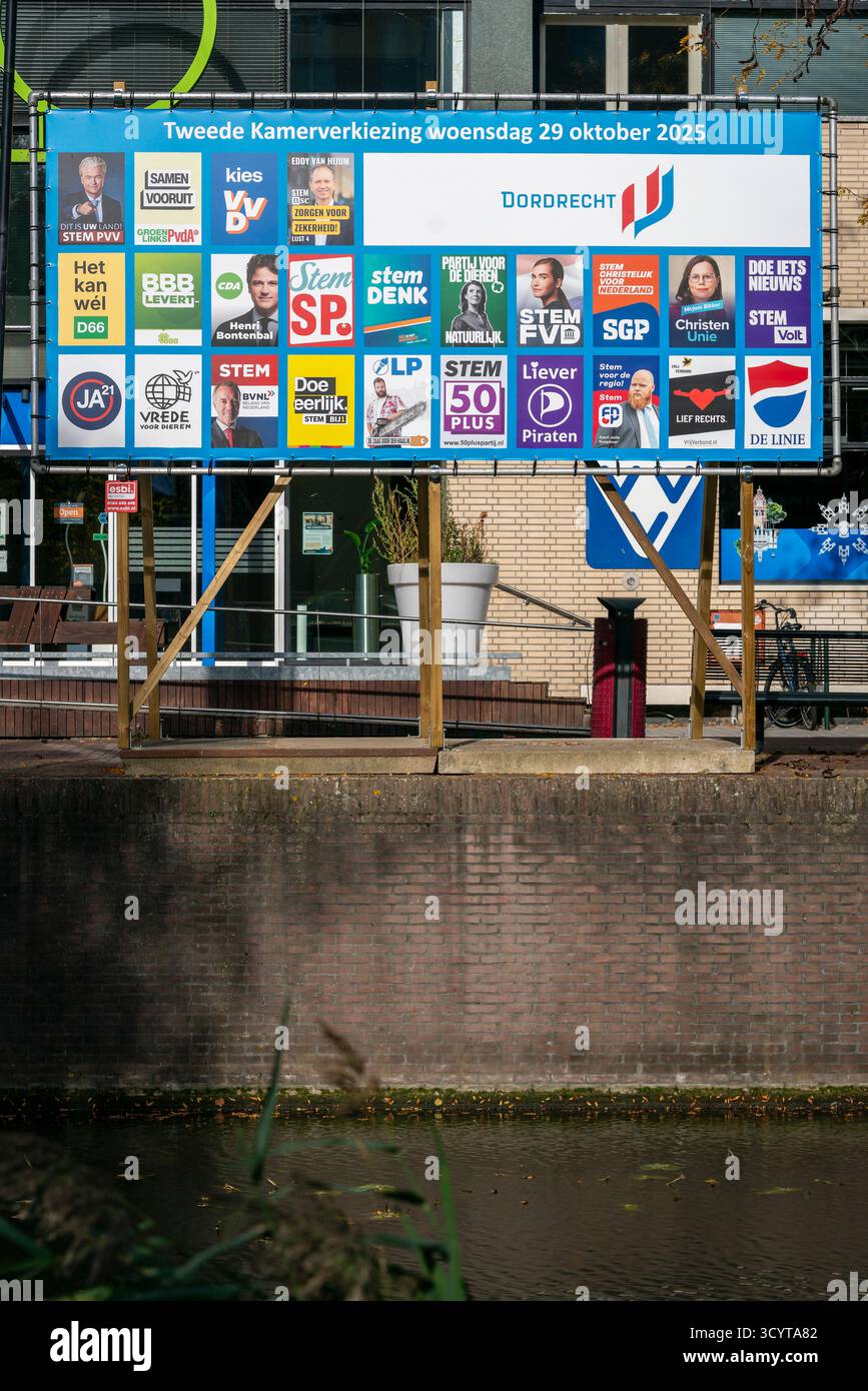 Dordrecht, Paesi Bassi - 19 ottobre 2025: Manifesti elettorali olandesi di vari partiti politici esposti su un Consiglio pubblico a Dordrecht, sh Foto Stock