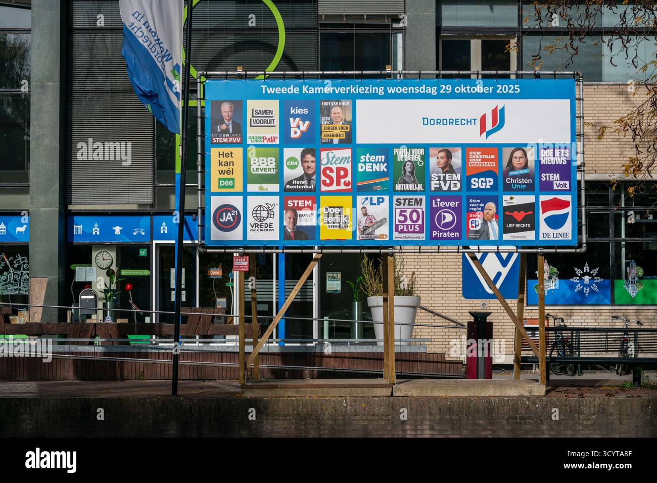 Dordrecht, Paesi Bassi - 19 ottobre 2025: Manifesti elettorali olandesi di vari partiti politici esposti su un Consiglio pubblico a Dordrecht, sh Foto Stock