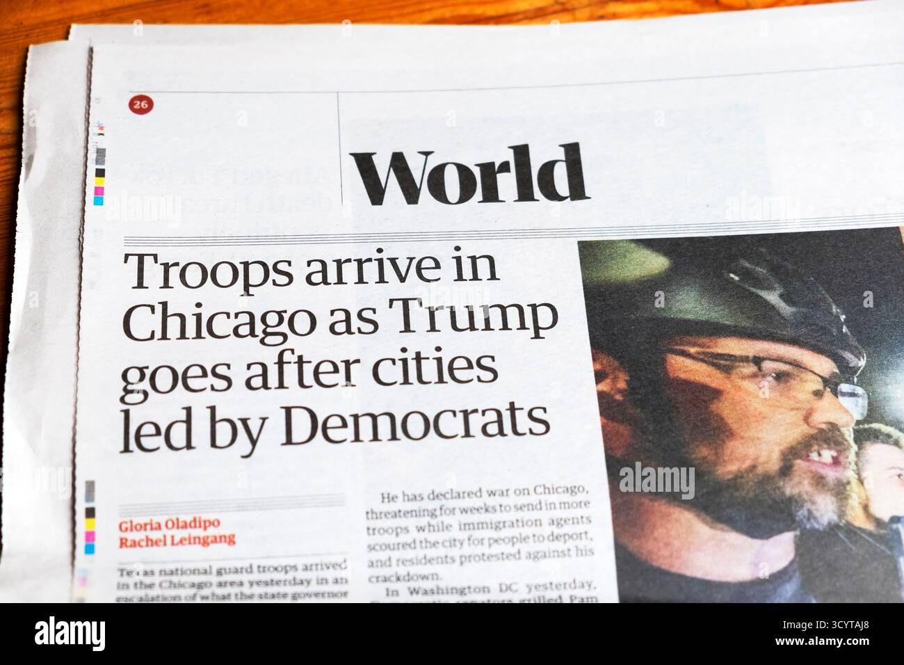 "Le truppe arrivano a Chicago mentre (Donald) Trump segue le città guidate dal quotidiano Democratico Guardian titola l'articolo 8 ottobre 2025 Londra Regno Unito Foto Stock