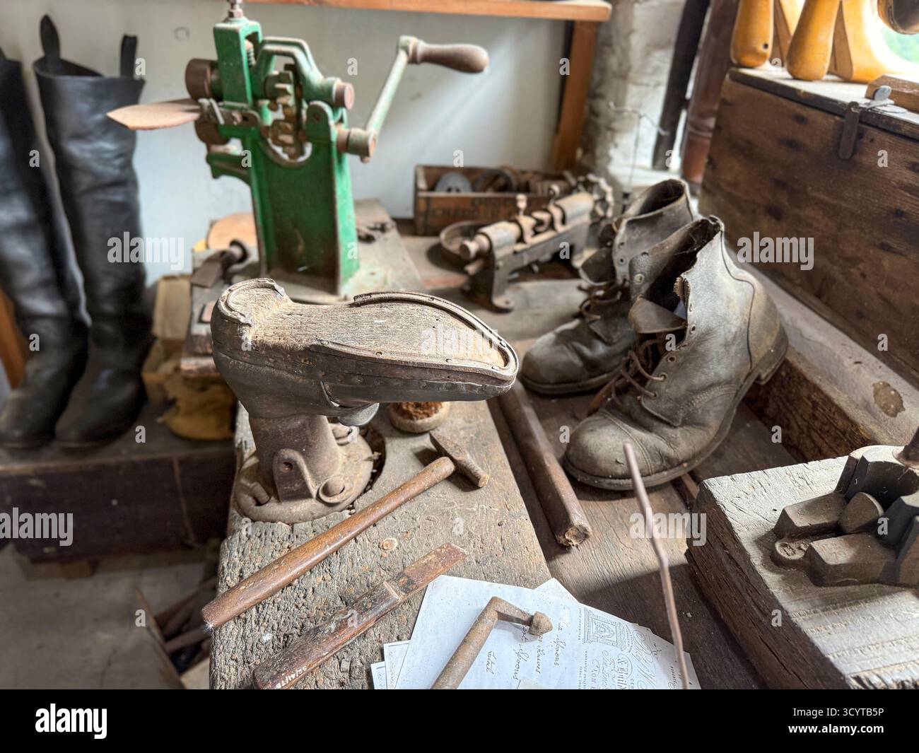 Un'epoca passata di un vecchio laboratorio di calzolai con scarpe e attrezzi in un piccolo museo di campagna locale all'aperto in un villaggio di Hutt nel North Yorkshire Foto Stock