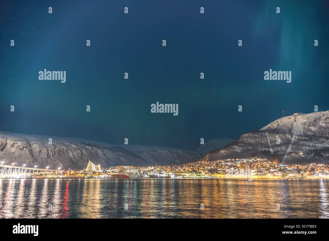 Tromso Norvegia, aurora boreale al porto di sentrum Foto Stock