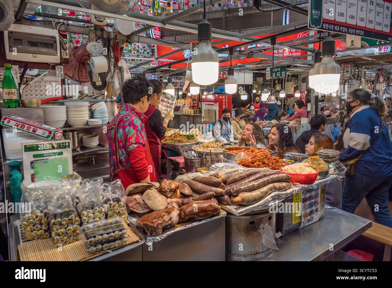 Seoul, Corea del Sud - 11 novembre 2022: Bancarelle di negozi e Street food con molti turisti al mercato di Gwangjang Foto Stock