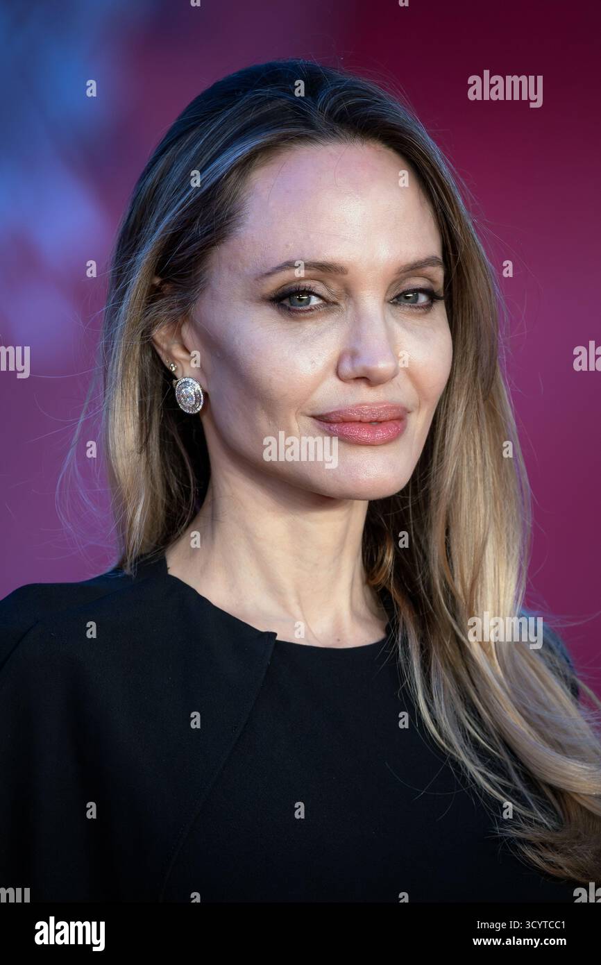 Roma, Italia. 18 ottobre 2025. Angelina Jolie partecipa al Red carpet "Couture" durante il 20° Festival del Cinema di Roma all'Auditorium Parco della musica. (Foto di Gennaro Leonardi/Pacific Press) credito: Pacific Press Media Production Corp./Alamy Live News Foto Stock