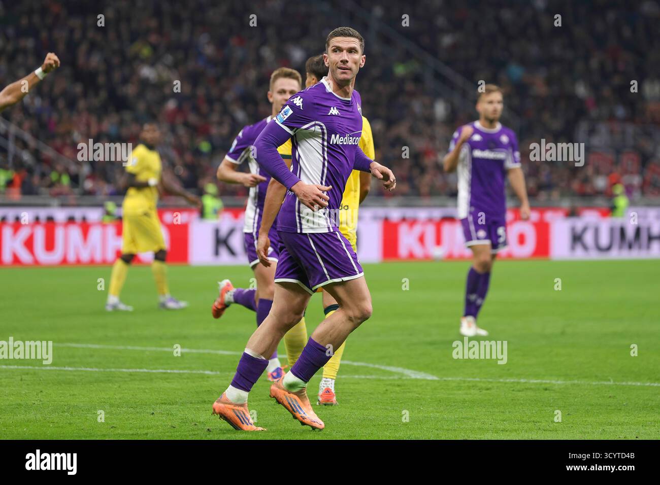Milano, Italia. 19 ottobre 2025. Italia, Milano, 2025 10 19: Robin Gosens (Fiorentina) segna e celebra il gol 1-0 a 55' durante la partita di calcio AC Milan vs ACF Fiorentina, serie A Enilive 2025-2026 giorno 7 al San Siro StadiumItaly, Milano, 2025 10 19 - AC Milan vs ACF Fiorentina, serie A Enilive 2025-2026 giorno 7 allo Stadio San Siro. (Foto di Fabrizio Andrea Bertani/Pacific Press) crediti: Pacific Press Media Production Corp./Alamy Live News Foto Stock