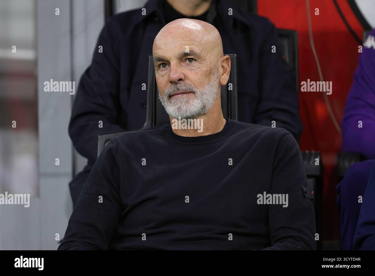 Milano, Italia. 19 ottobre 2025. Italia, Milano, 2025 10 19: Stefano pioli (allenatore della Fiorentina) seduto in panchina prima del calcio d'inizio durante la partita di calcio AC Milan vs ACF Fiorentina, serie A Enilive 2025-2026 giorno 7 al San Siro StadiumItaly, Milano, 2025 10 19 - AC Milan vs ACF Fiorentina, serie A Enilive 2025-2026 giorno 7 allo Stadio San Siro. (Foto di Fabrizio Andrea Bertani/Pacific Press) crediti: Pacific Press Media Production Corp./Alamy Live News Foto Stock