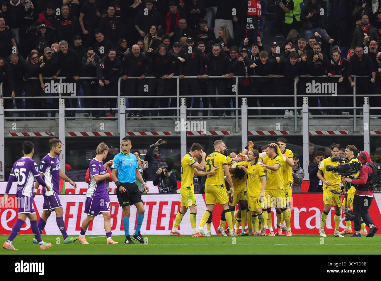Milano, Italia. 19 ottobre 2025. Italia, Milano, 2025 10 19: Rafael Leao (AC Milan) segna e festeggia con i compagni di squadra il gol 2-1 a 86' durante la partita di calcio AC Milan vs ACF Fiorentina, serie A Enilive 2025-2026 giorno 7 al San Siro StadiumItaly, Milano, 2025 10 19 - AC Milan vs ACF Fiorentina, serie A Enilive 2025-2026 giorno 7 allo Stadio San Siro. (Foto di Fabrizio Andrea Bertani/Pacific Press) crediti: Pacific Press Media Production Corp./Alamy Live News Foto Stock