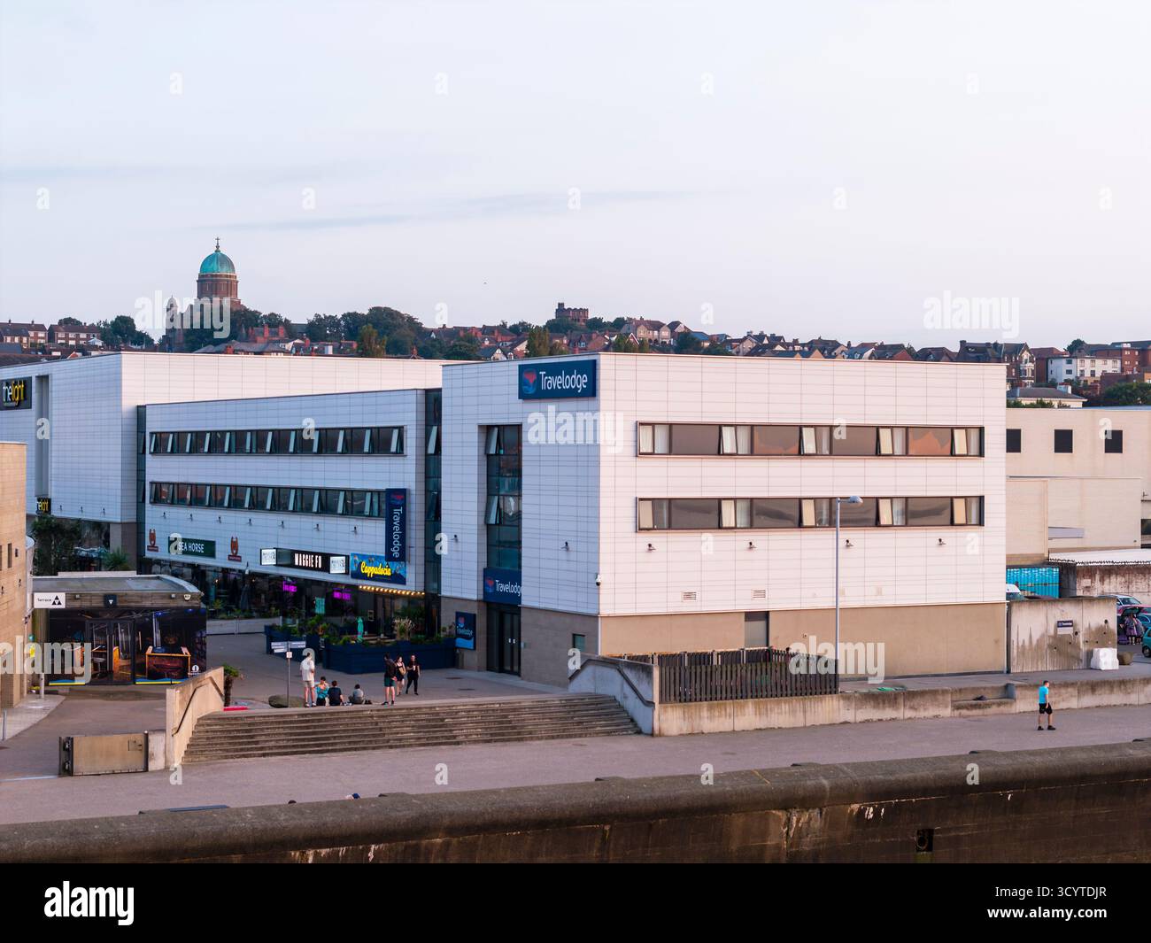 WIRRAL, MERSEYSIDE, INGHILTERRA - 13 AGOSTO 2025: Una vista aerea mostra l'hotel Travelodge a New Brighton, Wirral, Inghilterra Foto Stock