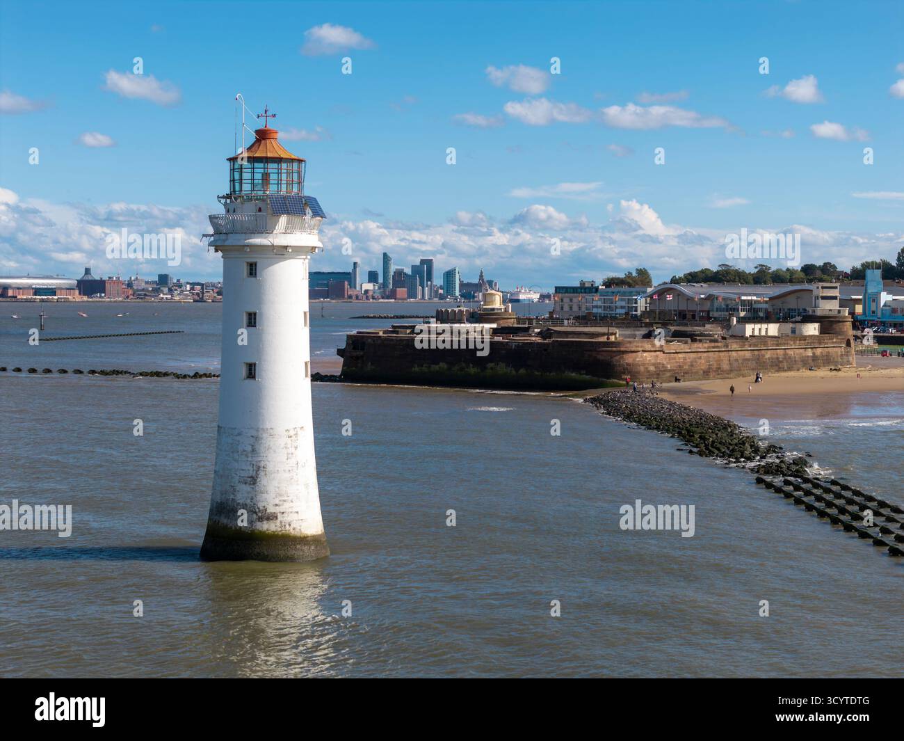 WIRRAL, MERSEYSIDE, INGHILTERRA - 27 AGOSTO 2025: Faro e forte di Perch Rock a New Brighton, Wirral, Inghilterra. Foto Stock