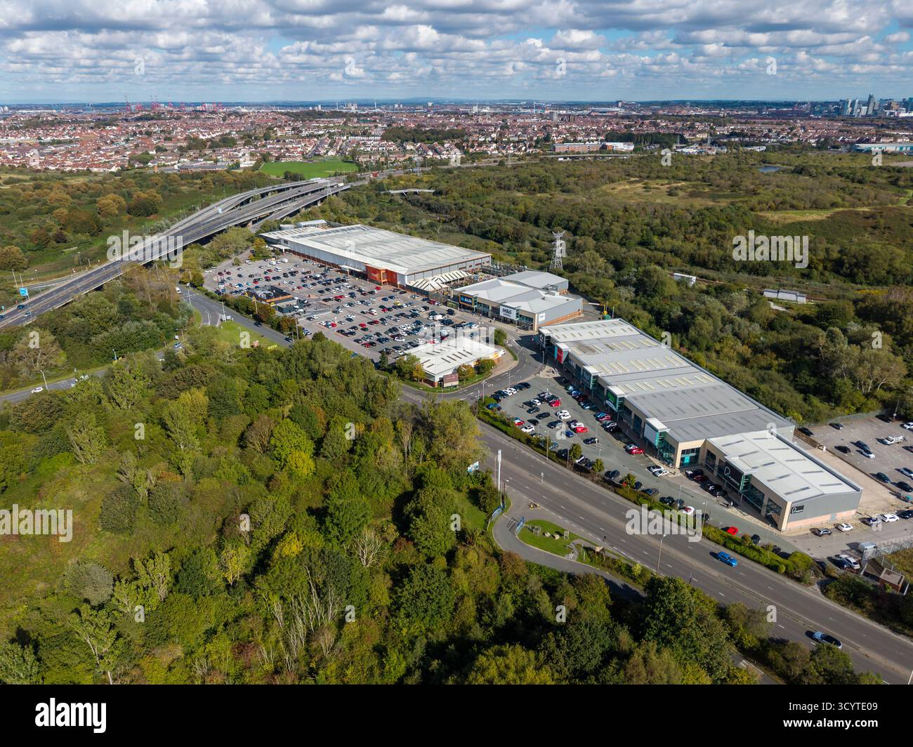 Immagine aerea del Bidston Retail Park, Wirral, Inghilterra, che mostra edifici e aree di parcheggio Foto Stock