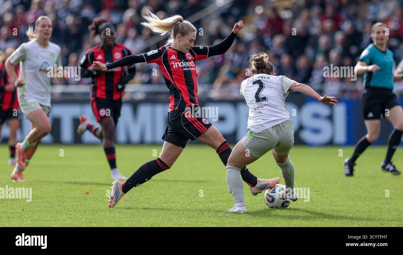 Francoforte sul meno, Germania. 19 ottobre 2025. v.li.: Rebecka Blomqvist (Eintracht Frankfurt, 28) und chiara D Angelo (SV Werder Brema, 2) im Zweikampf, Duell, Dynamik, Aktion, ACTION, SPIELSZENE, DIE DFB-RICHTLINIEN UNTERSAGEN JEGLICHE NUTZUNG VON FOTOS ALS SEQUENZBILDER UND/ODER VIDEOÄHNLICHE FOTOSTRECKEN. LE NORMATIVE DFB VIETANO QUALSIASI USO DI FOTOGRAFIE COME SEQUENZE DI IMMAGINI E/O QUASI-VIDEO., 19.10.2025, Francoforte sul meno (Deutschland), Fussball, Google Pixel Frauen-Bundesliga, Eintracht Frankfurt - SV Werder Brema credito: dpa/Alamy Live News Foto Stock