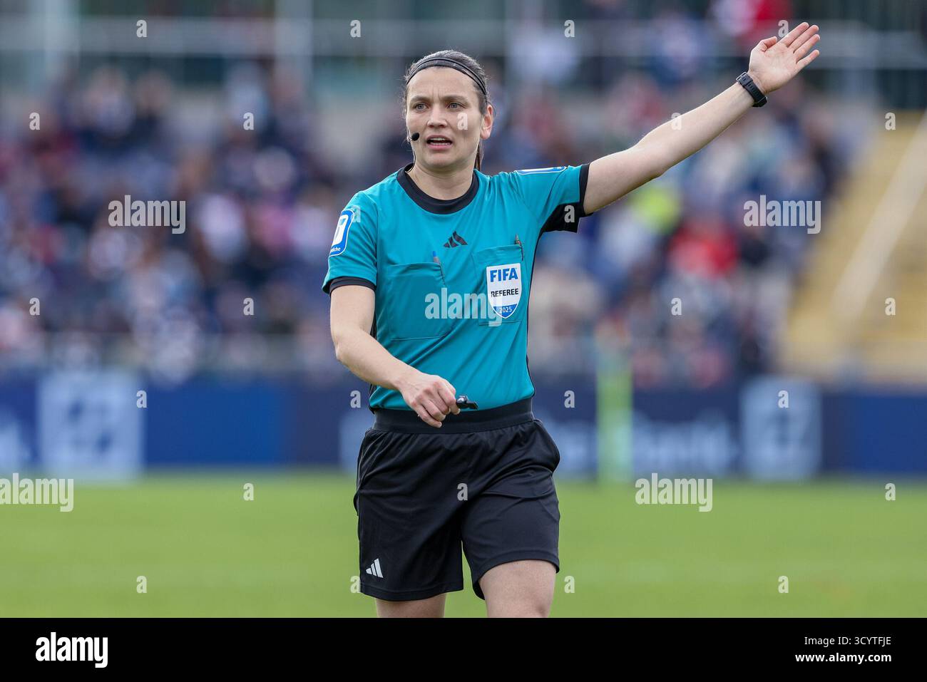 Francoforte sul meno, Germania. 19 ottobre 2025. FIFA Schiedsrichterin Angelika Söder gibt Anweisungen, gestikuliert, mit den Armen gestikulieren, Ritratto, Nahaufnahme, Einzelfoto, Einzelbild, DIE DFB-RICHTLINIEN UNTERSAGEN JEGLICHE NUTZUNG VON FOTOS ALS SEQUENZBILDER UND/ODER VIDEOÄHNLICHE FOTOSTRECKEN. LE NORMATIVE DFB VIETANO QUALSIASI USO DI FOTOGRAFIE COME SEQUENZE DI IMMAGINI E/O QUASI-VIDEO., 19.10.2025, Francoforte sul meno (Deutschland), Fussball, Google Pixel Frauen-Bundesliga, Eintracht Frankfurt - SV Werder Brema credito: dpa/Alamy Live News Foto Stock