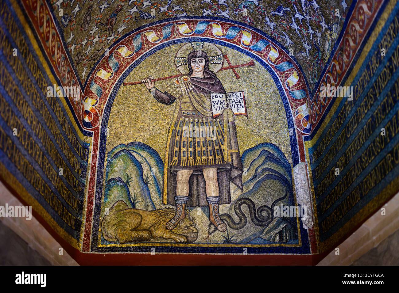 Ravenna, Italia - settembre 29 2025: Mosaico di Cristo come Guerriero, nella Cappella di Sant'Andrea, che cammina su un leone e un serpente, trionfante sul male Foto Stock