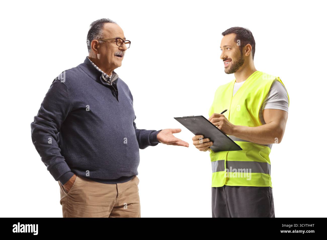 Uomo che parla con un lavoratore in un giubbotto riflettente isolato su sfondo bianco Foto Stock