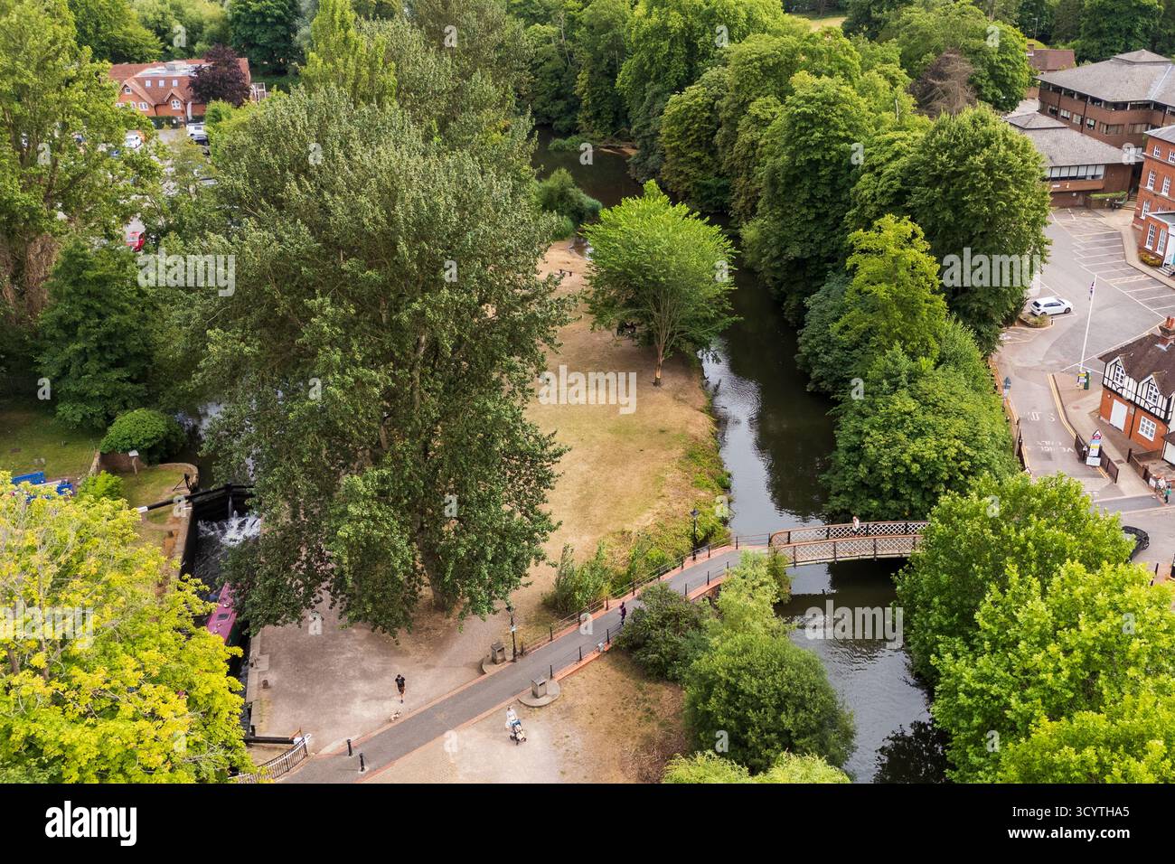 Veduta aerea del fiume Wey, Guildford, Regno Unito Foto Stock