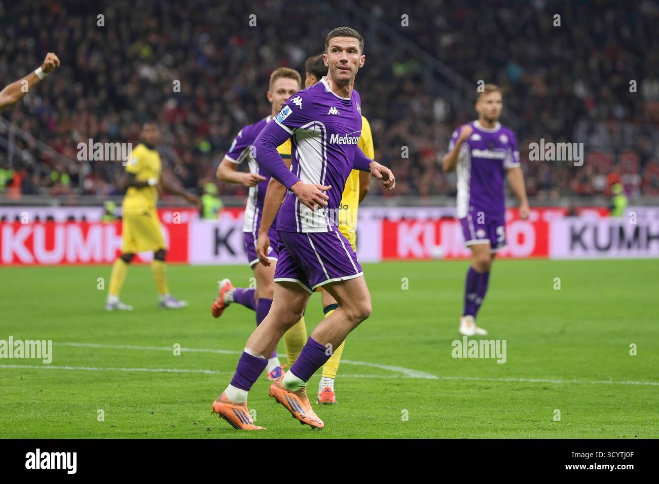 Milano, Italia. 19 ottobre 2025. Italia, Milano, 2025 10 19: Robin Gosens (Fiorentina) segna e celebra il gol 1-0 a 55' durante la partita di calcio AC Milan vs ACF Fiorentina, serie A Enilive 2025-2026 giorno 7 allo Stadio San Siro. Italia, Milano, 2025 10 19 - AC Milan vs ACF Fiorentina, serie A Enilive 2025-2026 giorno 7 allo Stadio San Siro. (Credit Image: © Fabrizio Andrea Bertani/Pacific Press via ZUMA Press Wire) SOLO PER USO EDITORIALE! Non per USO commerciale! Foto Stock