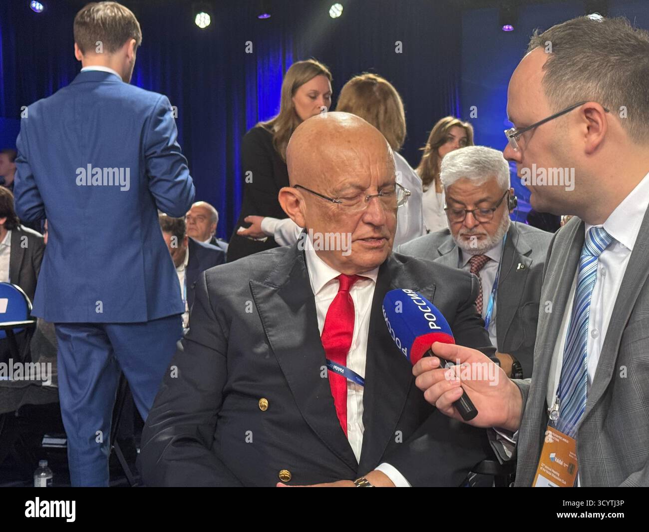 Sotschi, Russia. 20 ottobre 2025. Lo scienziato politico russo Sergei Karaganov ha rilasciato un'intervista al canale televisivo statale Rossiya. Karaganov è nelle liste delle sanzioni occidentali a causa del suo sostegno alla guerra di aggressione russa in Ucraina. Crediti: Andre Ballin/dpa/Alamy Live News Foto Stock