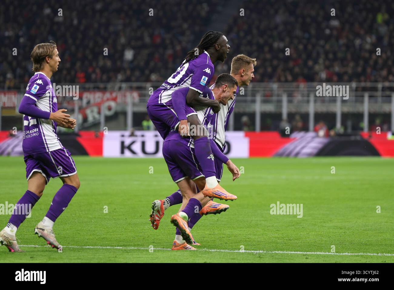 Milano, Italia. 19 ottobre 2025. Italia, Milano, 2025 10 19: Robin Gosens (Fiorentina) segna e celebra il gol 1-0 a 55' durante la partita di calcio AC Milan vs ACF Fiorentina, serie A Enilive 2025-2026 giorno 7 allo Stadio San Siro. Italia, Milano, 2025 10 19 - AC Milan vs ACF Fiorentina, serie A Enilive 2025-2026 giorno 7 allo Stadio San Siro. (Credit Image: © Fabrizio Andrea Bertani/Pacific Press via ZUMA Press Wire) SOLO PER USO EDITORIALE! Non per USO commerciale! Foto Stock