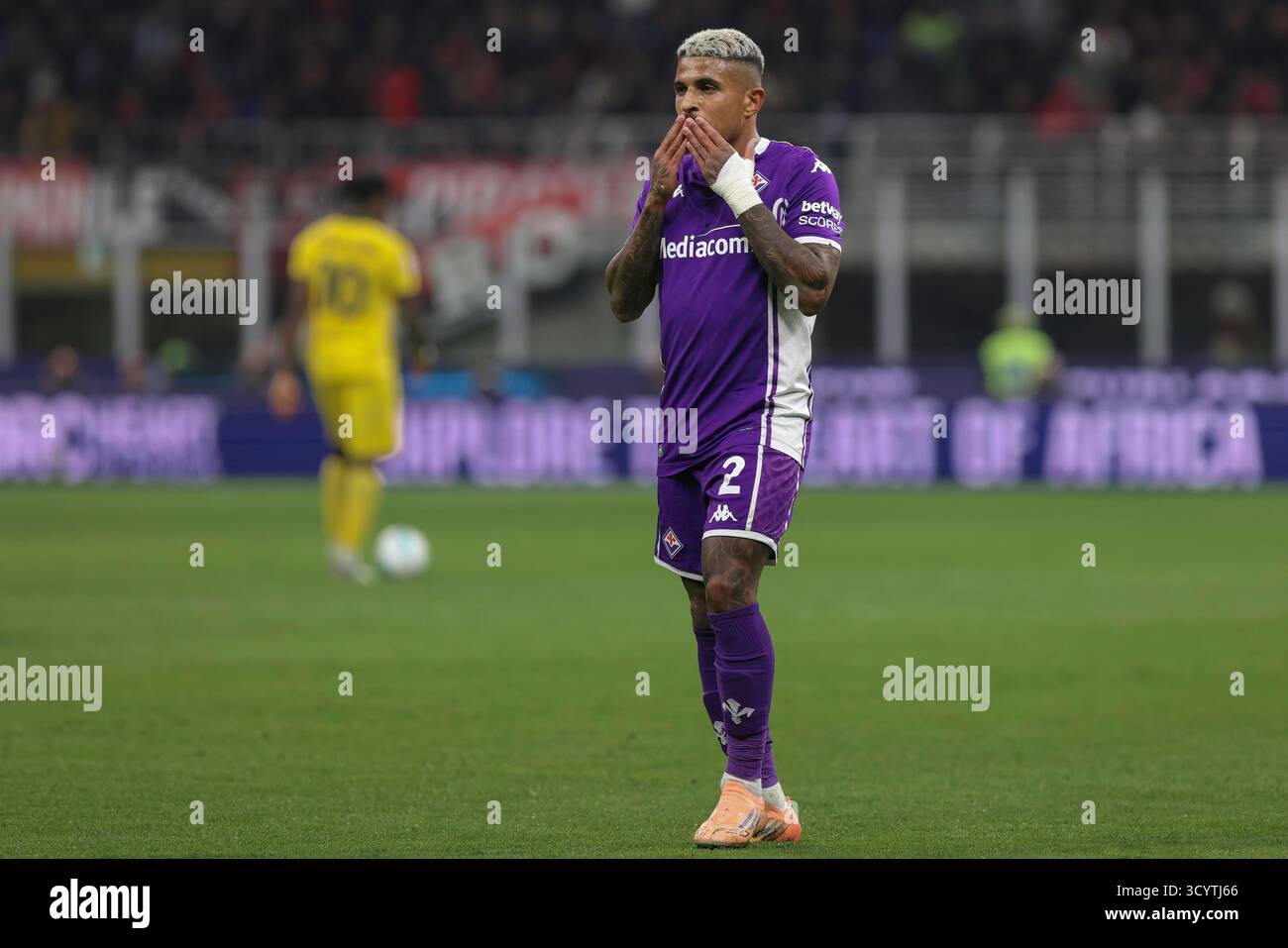 Milano, Italia. 19 ottobre 2025. Italia, Milano, 2025 10 19: Domilson Dodo (Fiorentina) celebra con un bacio il gol 1-0 a 55' durante la partita di calcio AC Milan vs ACF Fiorentina, serie A Enilive 2025-2026 giorno 7 allo Stadio San Siro. Italia, Milano, 2025 10 19 - AC Milan vs ACF Fiorentina, serie A Enilive 2025-2026 giorno 7 allo Stadio San Siro. (Credit Image: © Fabrizio Andrea Bertani/Pacific Press via ZUMA Press Wire) SOLO PER USO EDITORIALE! Non per USO commerciale! Foto Stock