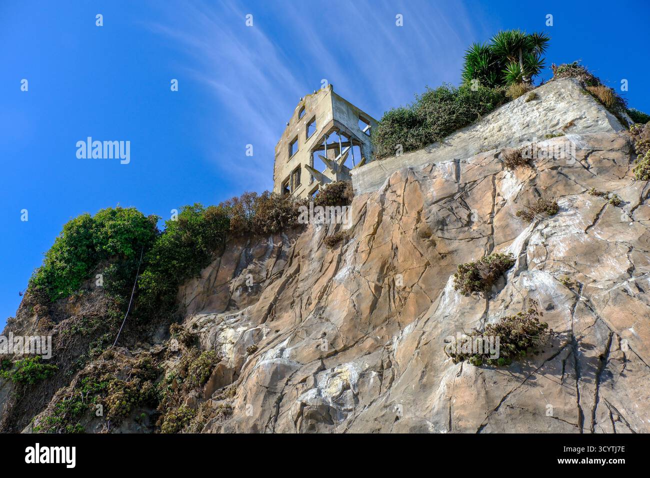 17 ottobre 2025 - Alcatraz, CA, Stati Uniti - Un edificio carcerario abbandonato presso la famosa prigione dell'isola di Alcatraz nella California Bay area. Foto Stock