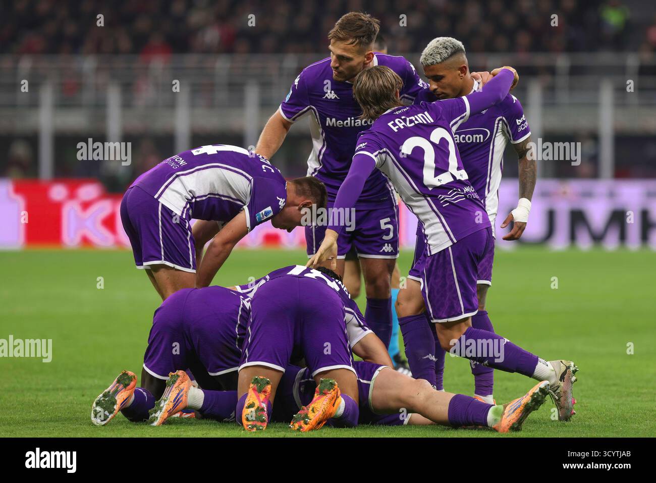 Milano, Italia. 19 ottobre 2025. Italia, Milano, 2025 10 19: Robin Gosens (Fiorentina) segna e celebra il gol 1-0 a 55' durante la partita di calcio AC Milan vs ACF Fiorentina, serie A Enilive 2025-2026 giorno 7 allo Stadio San Siro. Italia, Milano, 2025 10 19 - AC Milan vs ACF Fiorentina, serie A Enilive 2025-2026 giorno 7 allo Stadio San Siro. (Credit Image: © Fabrizio Andrea Bertani/Pacific Press via ZUMA Press Wire) SOLO PER USO EDITORIALE! Non per USO commerciale! Foto Stock