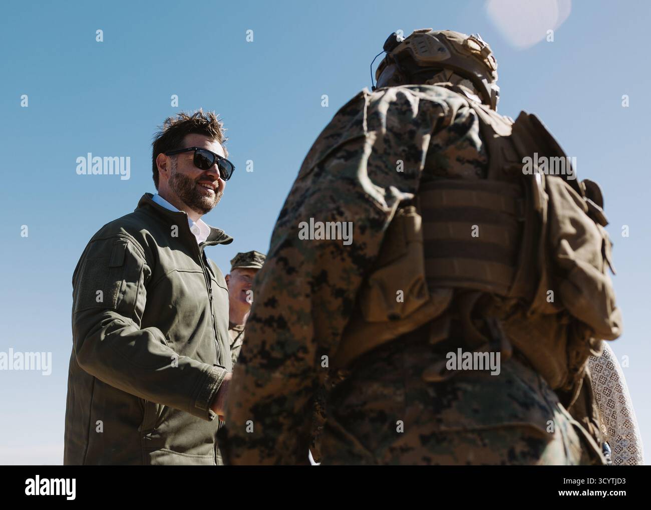 Keyshawn Hermann, a destra, capo sezione obice con Golf Battery, 2nd Battalion, 11th Marine Regiment, 1st Marine Division, spiega l'onorevole JD Vance, Vice Presidente degli Stati Uniti, durante una dimostrazione di capacità anfibie al Marine Corps base Camp Pendleton, California, 18 ottobre 2025. Il Marine Corps 250th Birthday Amphibious Capabilities Demonstration è uno dei molti eventi che si svolgono in tutto il paese per mostrare la capacità della squadra Navy-Marine Corps di proiettare energia dal mare e difendere la Nation. Per 250 anni, i Marines sono stati l’America Foto Stock