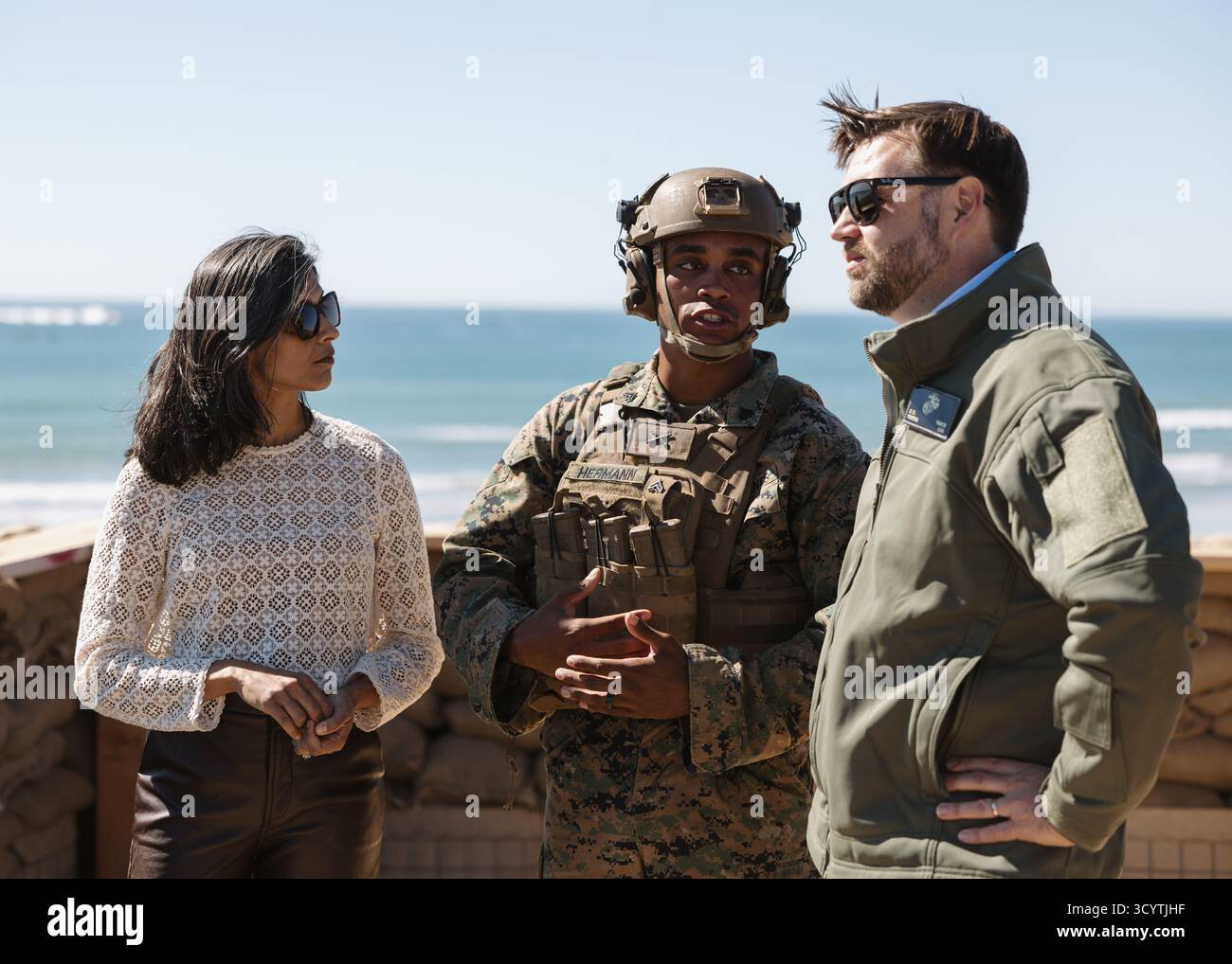 Keyshawn Hermann, centro, capo sezione obice con Golf Battery, 2nd Battalion, 11th Marine Regiment, 1st Marine Division, briefing all'onorevole JD Vance, Vice Presidente degli Stati Uniti, e Second Lady Usha Vance durante una dimostrazione di capacità anfibie al Marine Corps base Camp Pendleton, California, 18 ottobre 2025. Il Marine Corps 250th Birthday Amphibious Capabilities Demonstration è uno dei molti eventi che si svolgono in tutto il paese per mostrare la capacità della squadra Navy-Marine Corps di proiettare energia dal mare e difendere la Nation. Per 250 anni, M Foto Stock