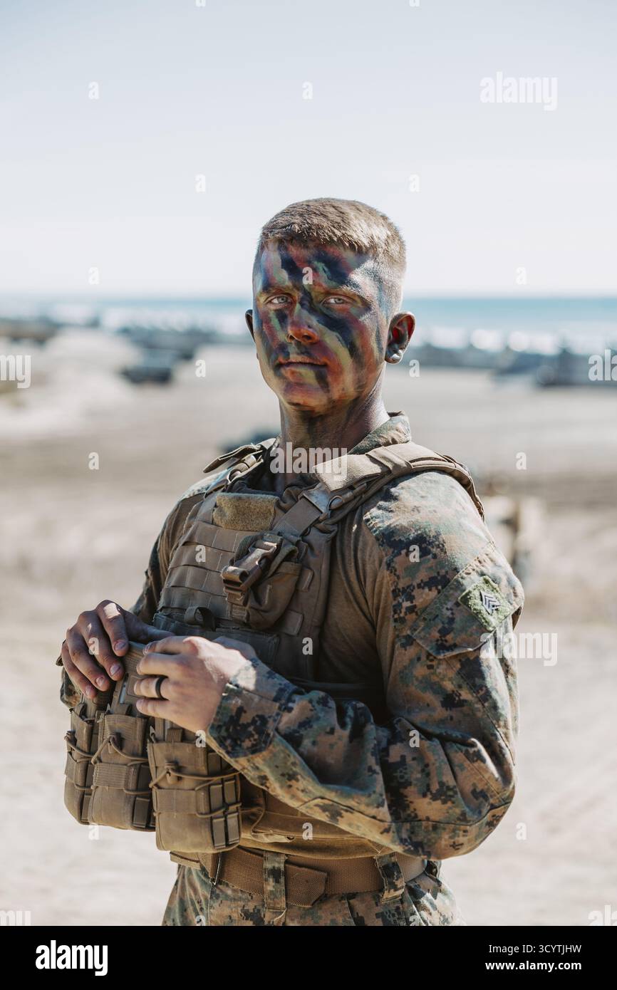 Il sergente del corpo dei Marines degli Stati Uniti Lukas Bastian, comandante di un veicolo da combattimento anfibio con compagnia Alpha, 3rd Assault Amphibian Battalion, 1st Marine Division, posa per una foto a seguito di una dimostrazione di capacità anfibie al Marine Corps base Camp Pendleton, California, 18 ottobre 2025. Il Marine Corps 250th Birthday Amphibious Capabilities Demonstration è uno dei molti eventi che si svolgono in tutto il paese per mostrare la capacità della squadra Navy-Marine Corps di proiettare energia dal mare e difendere la Nation. Per 250 anni, i Marines sono stati la forza di spedizione americana pronta - capace, cre Foto Stock