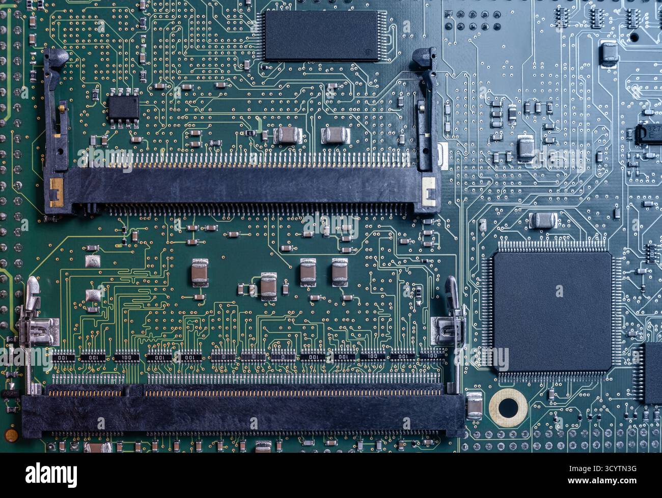 Vista ravvicinata di una scheda a circuito stampato che mostra i componenti e i percorsi essenziali per i dispositivi e i sistemi elettronici. Foto Stock