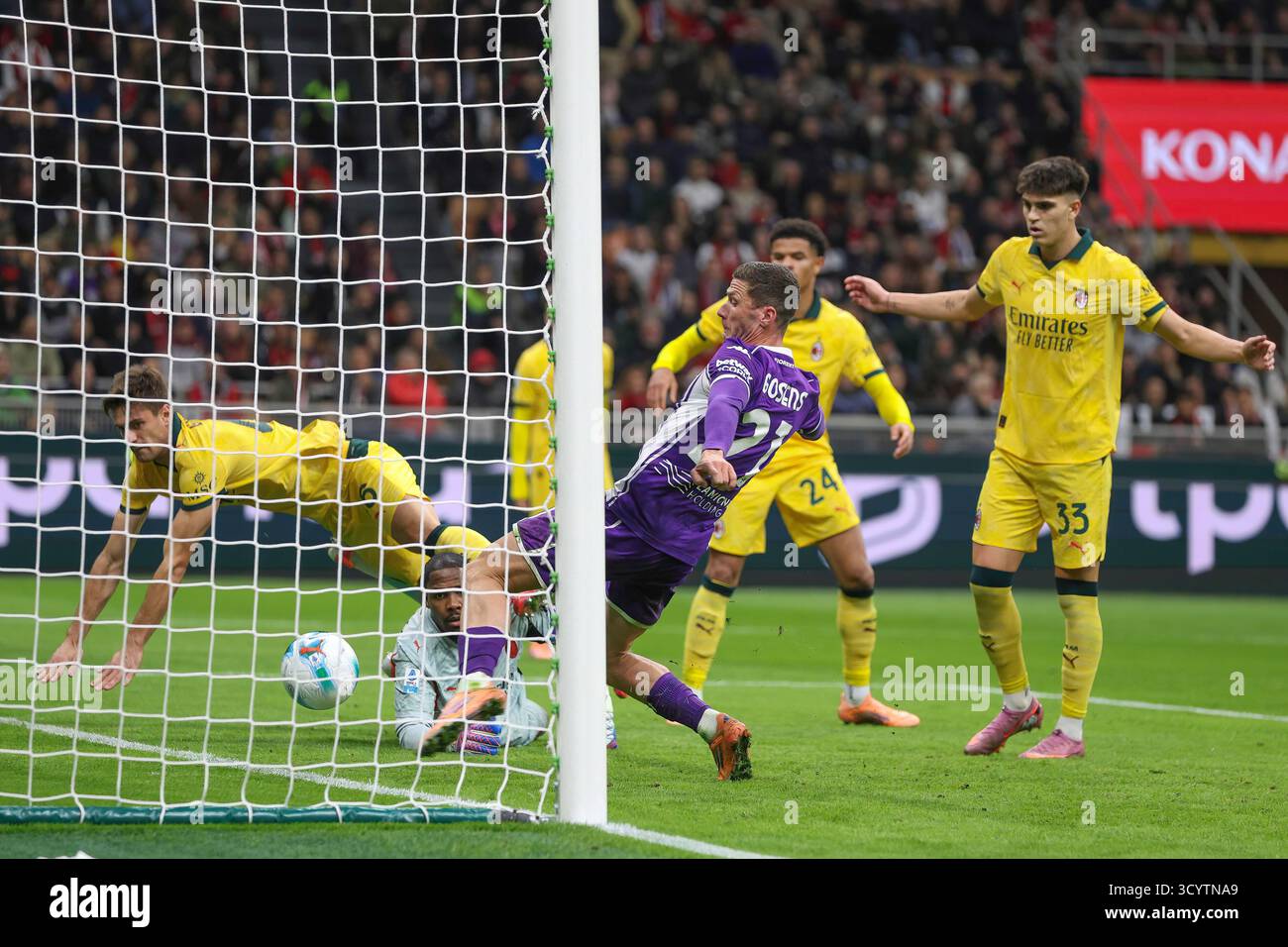 10/19/2025 Italia, Milano, 2025 10 19: Robin Gosens (Fiorentina) segna e celebra il gol 1-0 a 55' durante la partita di calcio AC Milan vs ACF Fiorentina, serie A Enilive 2025-2026 giorno 7 al San Siro StadiumItaly, Milano, 2025 10 19 - AC Milan vs ACF Fiorentina, serie A Enilive 2025-2026 giorno 7 allo Stadio San Siro. (Foto di Fabrizio Andrea Bertani/Pacific Press/Sipa USA) Foto Stock