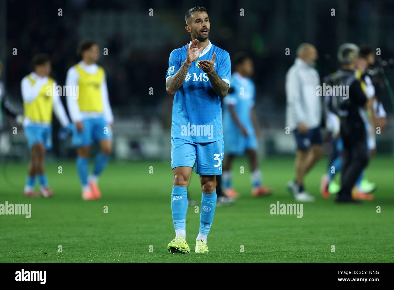 Leonardo Spinazzola della SSC Napoli saluta i tifosi al termine della partita di serie A tra Torino FC e SSC Napoli allo Stadio Olimpico il 18 ottobre 2025 a Torino. Foto Stock