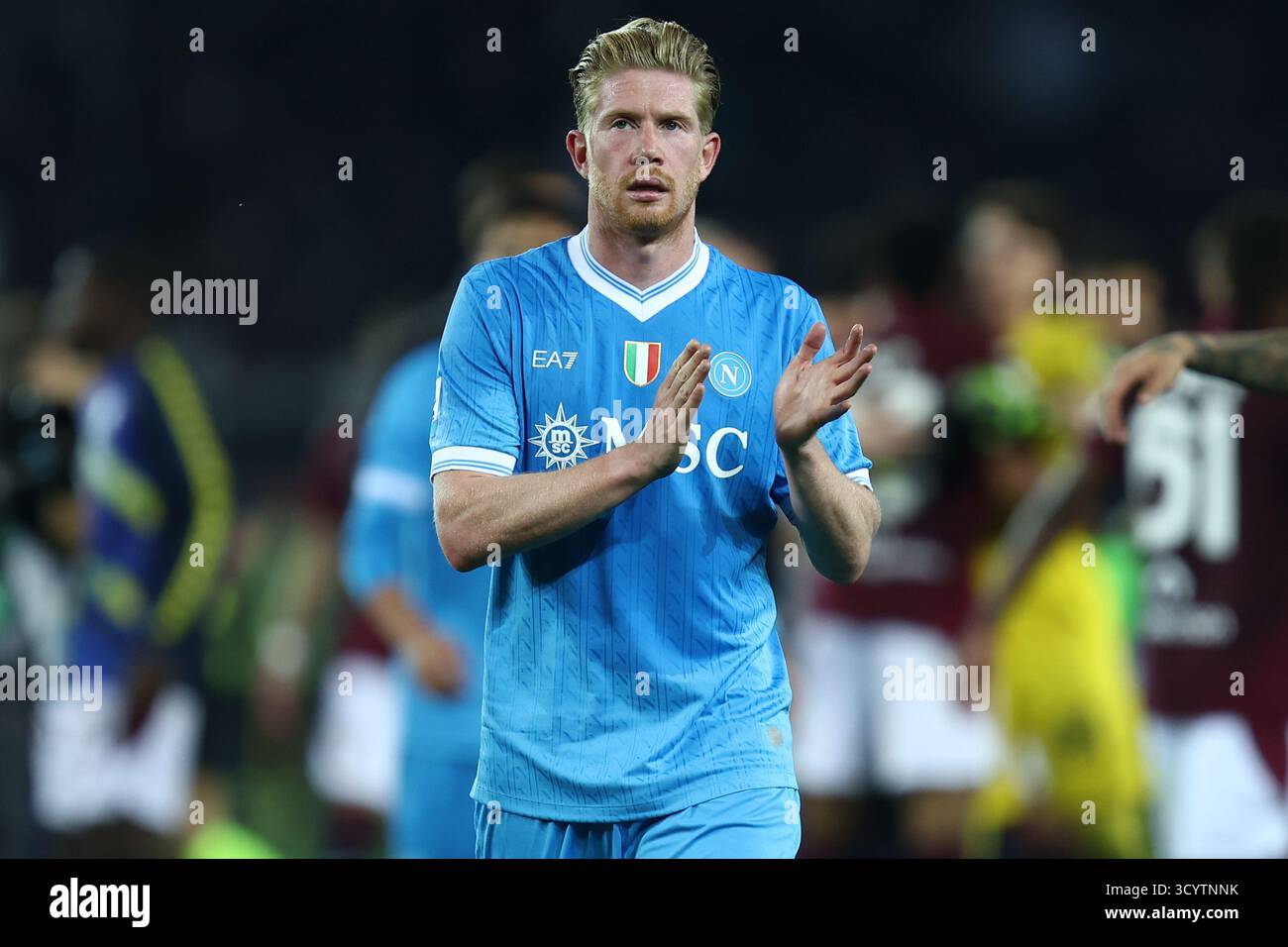 Kevin De Bruyne della SSC Napoli saluta i tifosi al termine della partita di serie A tra Torino FC e SSC Napoli allo Stadio Olimpico il 18 ottobre 2025 a Torino. Foto Stock