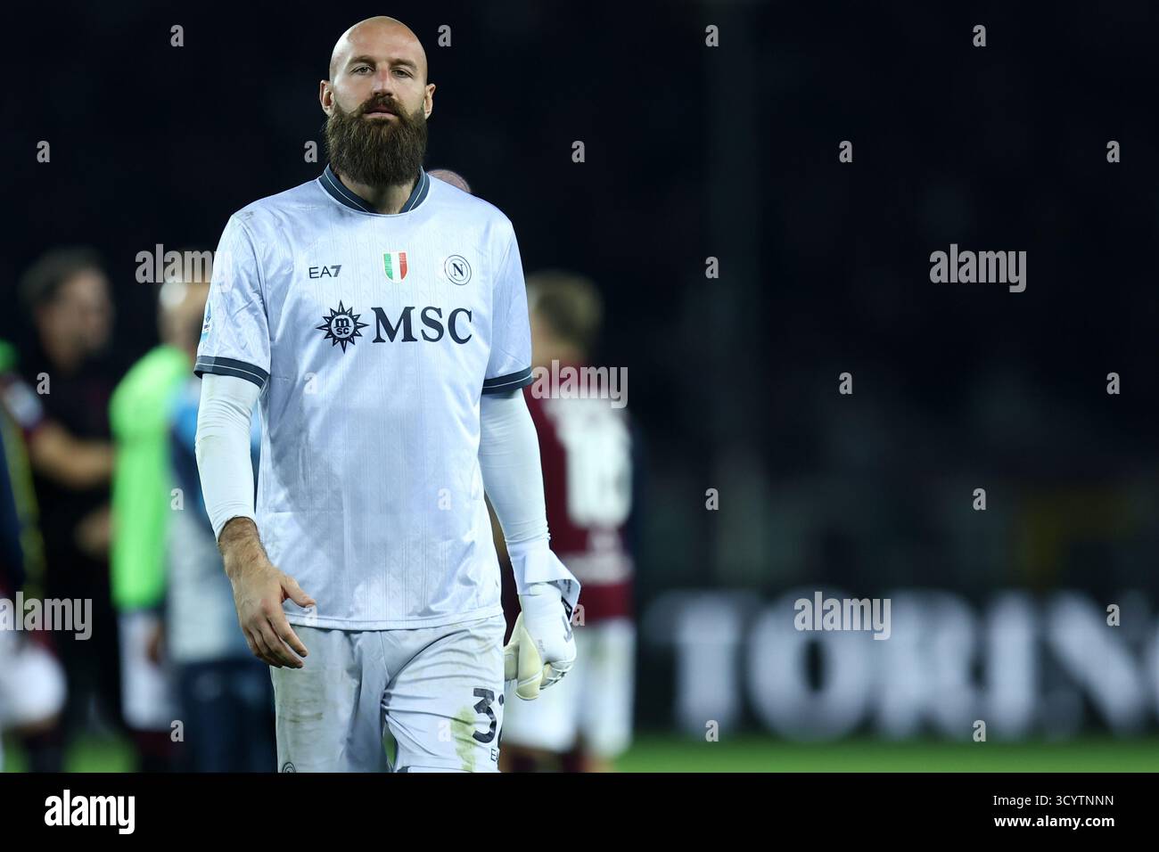 Vanja Milinkovic-Savic della SSC Napoli saluta i tifosi al termine della partita di serie A tra Torino FC e SSC Napoli allo Stadio Olimpico il 18 ottobre 2025 a Torino. Foto Stock