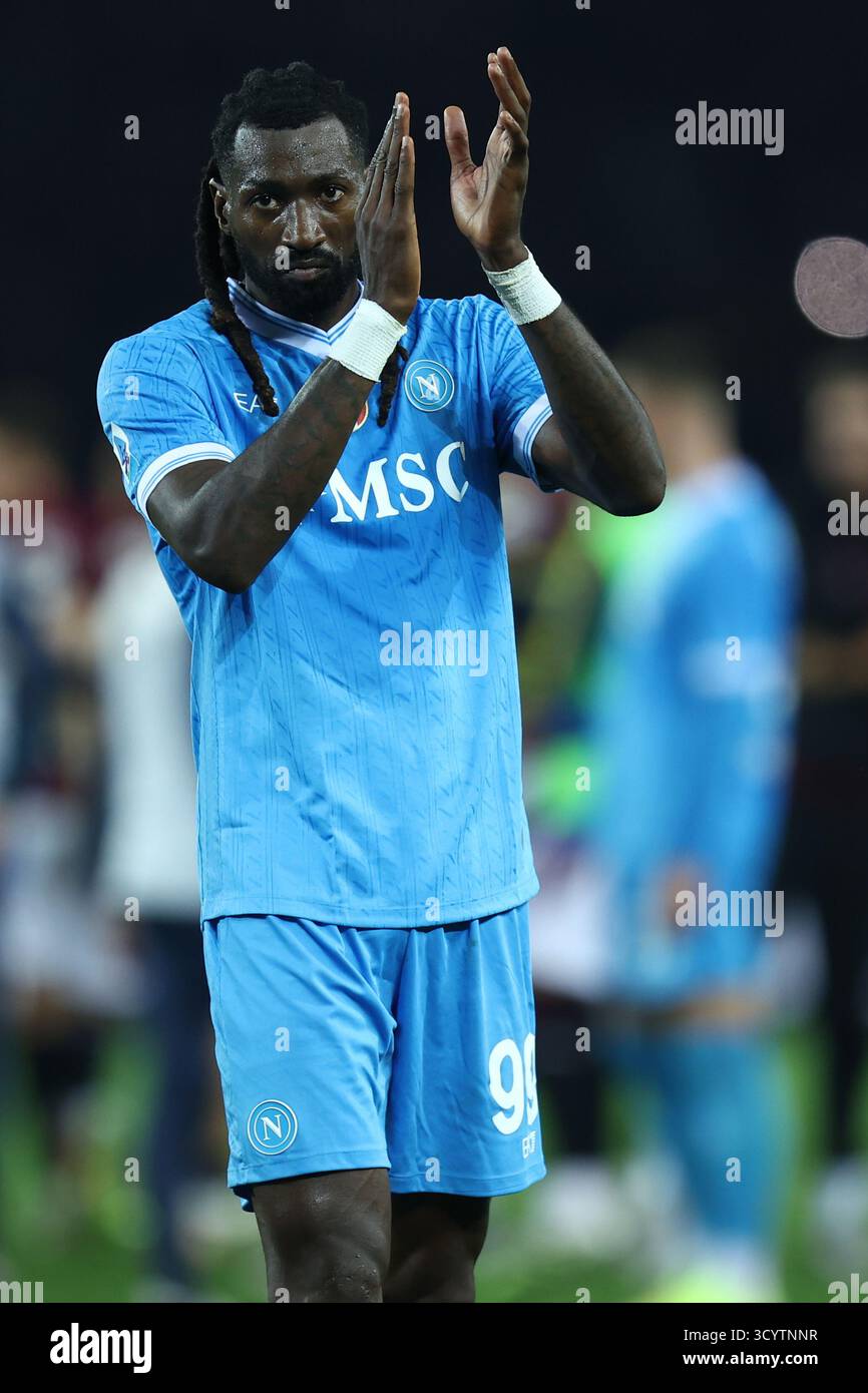 Andre Zambo Anguissa della SSC Napoli saluta i tifosi al termine della partita di serie A tra Torino FC e SSC Napoli allo Stadio Olimpico il 18 ottobre 2025 a Torino. Foto Stock