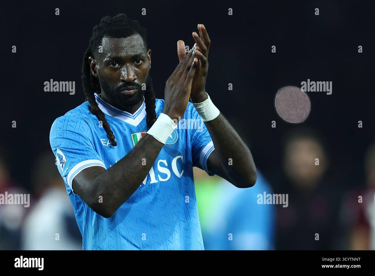 Andre Zambo Anguissa della SSC Napoli saluta i tifosi al termine della partita di serie A tra Torino FC e SSC Napoli allo Stadio Olimpico il 18 ottobre 2025 a Torino. Foto Stock