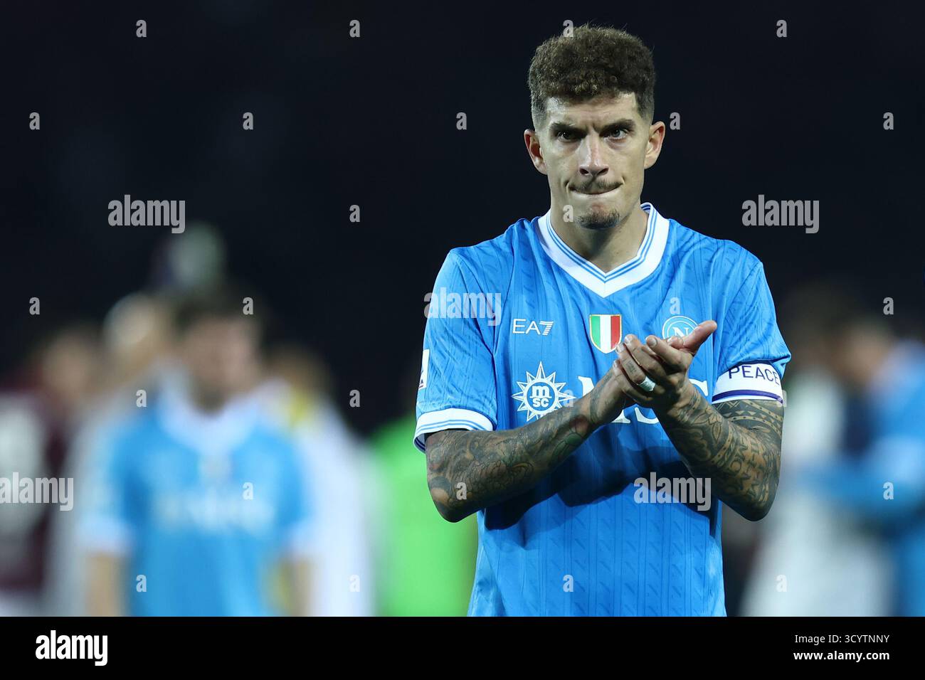 Giovanni di Lorenzo della SSC Napoli saluta i tifosi al termine della partita di serie A tra Torino FC e SSC Napoli allo Stadio Olimpico il 18 ottobre 2025 a Torino. Foto Stock