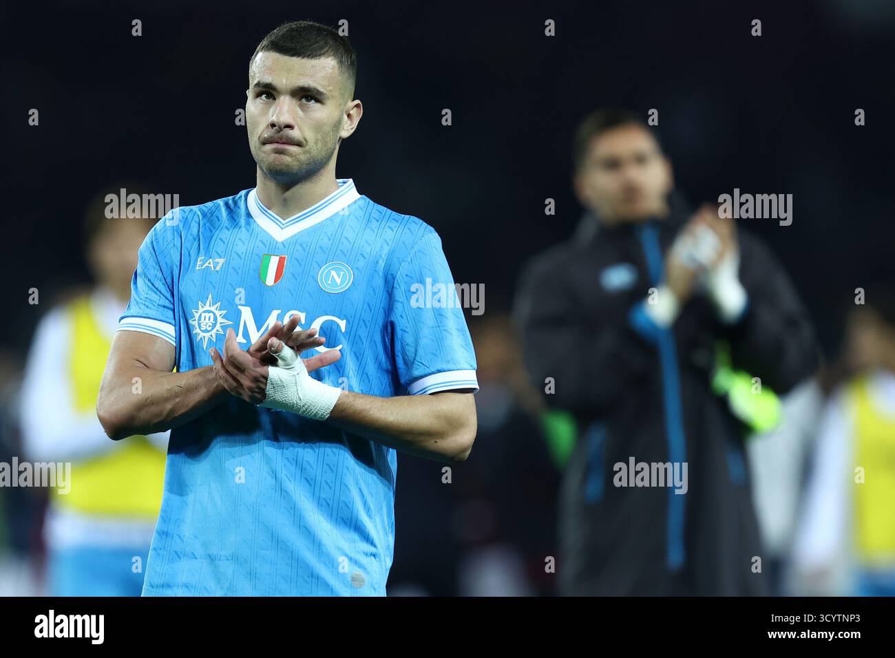 Alessandro Buongiorno della SSC Napoli saluta i tifosi al termine della partita di serie A tra Torino FC e SSC Napoli allo Stadio Olimpico il 18 ottobre 2025 a Torino. Foto Stock