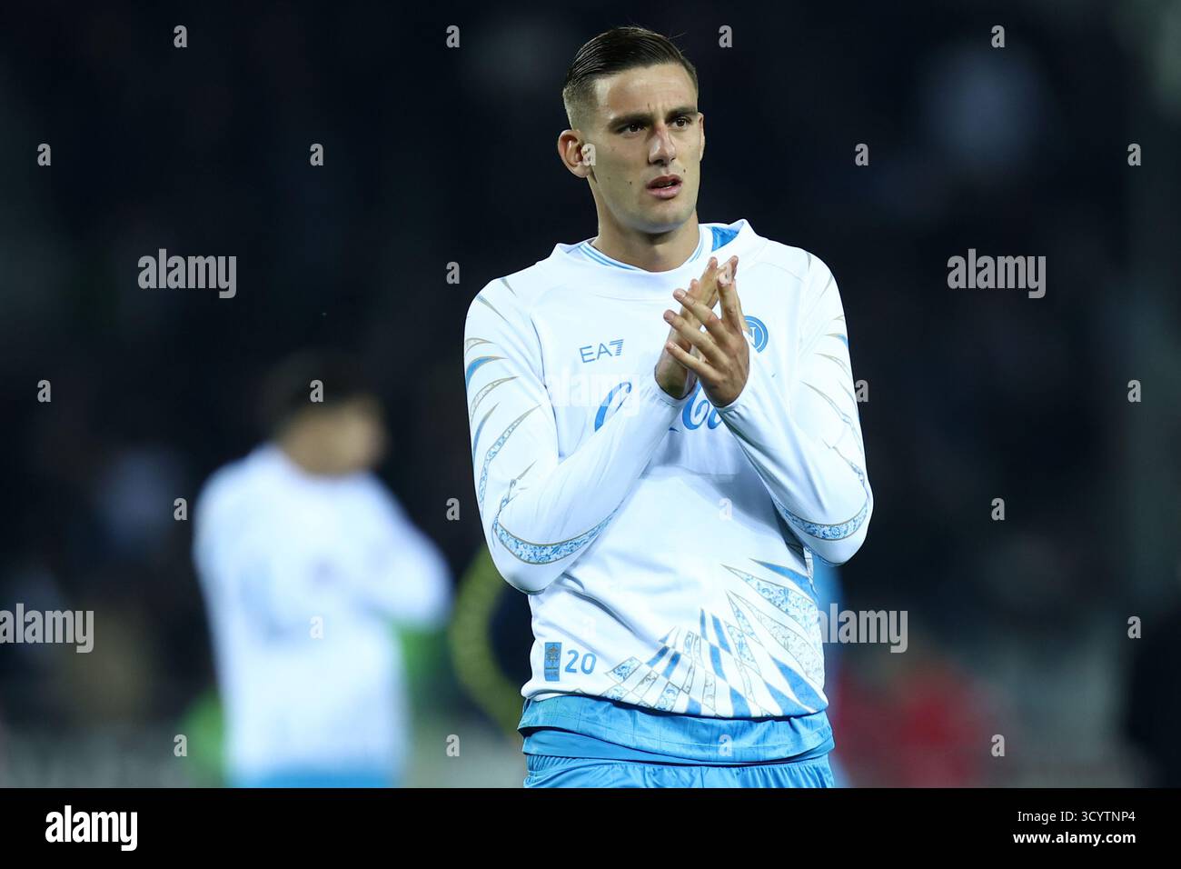 Lorenzo Lucca della SSC Napoli saluta i tifosi al termine della partita di serie A tra Torino FC e SSC Napoli allo Stadio Olimpico il 18 ottobre 2025 a Torino. Foto Stock