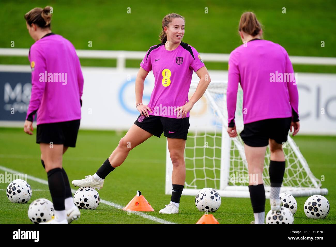 Maya le Tissier (centro) dell'Inghilterra durante una sessione di allenamento al St George's Park, Burton upon Trent. Data foto: Lunedì 20 ottobre 2025. Foto Stock