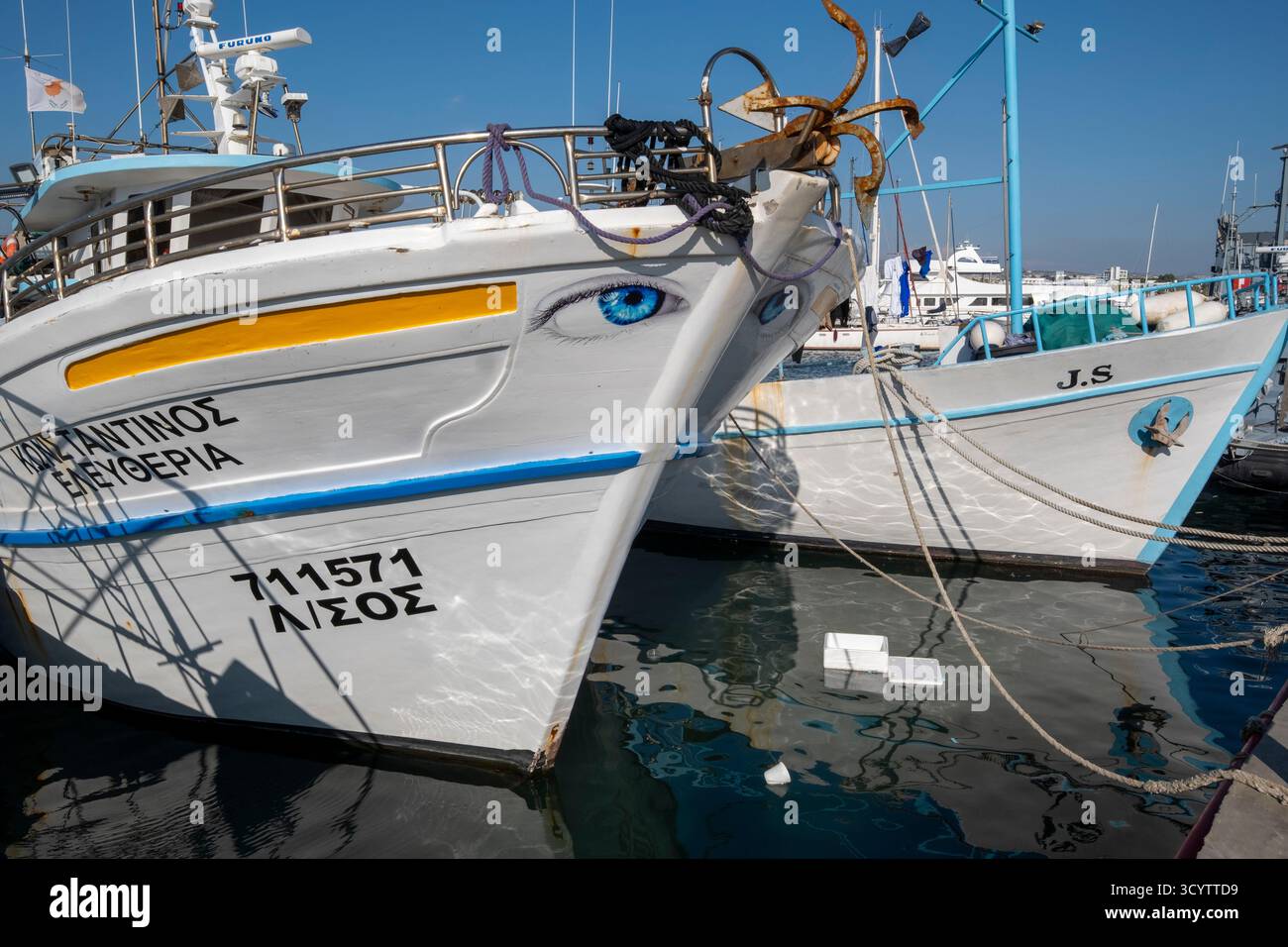 Occhi dipinti su una barca da pesca ormeggiata a Paphos, Porto, Cipro Foto Stock