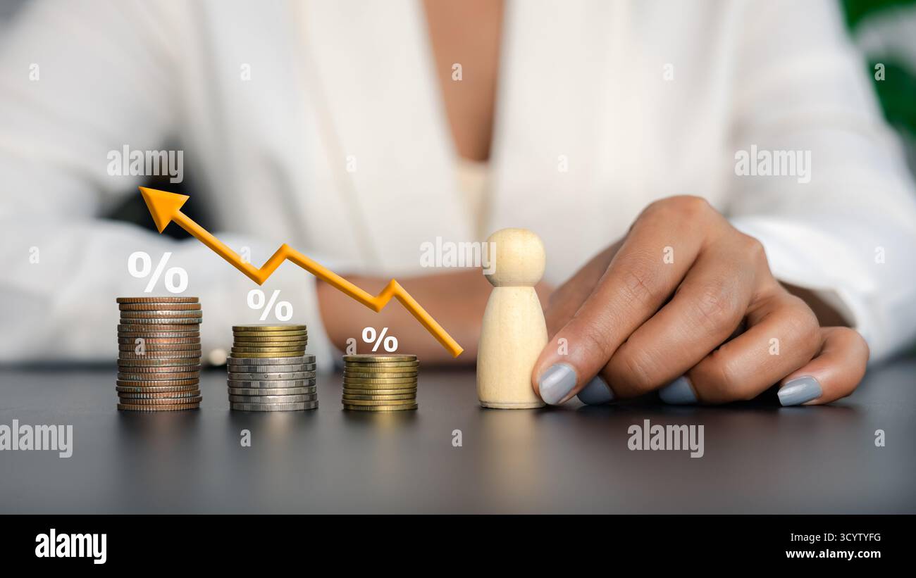 Pila di monete con segni percentuali e grafici con linee a freccia che mostrano l'aumento e il calo dei tassi di interesse e dell'economia, il concetto di inflazione, la crescita degli investimenti Foto Stock