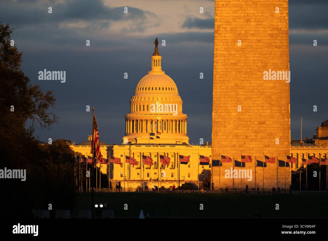 Il Campidoglio DEGLI STATI UNITI e il Washington Monument National Mall Washington DC // WASHINGTON DC - il Campidoglio degli Stati Uniti e il Monumento a Washington sono iconici punti di riferimento nazionali sul National Mall, immersi nella luce dorata del tramonto. Il Capitol Dome, sede del Congresso degli Stati Uniti, è sormontato dalla Statua della libertà in bronzo di Thomas Crawford. Il Washington Monument, un obelisco che commemora George Washington, è la struttura in pietra più alta del mondo. Si erge a 169,29 metri (555 piedi e 1/8 pollici) di altezza, costruito in marmo, granito e gneiss di pietra blu. Foto Stock