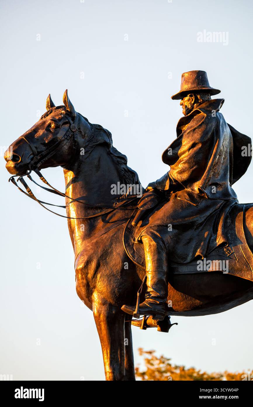 Ulysses S Grant Memorial Sculpture Washington DC // WASHINGTON DC - il Ulysses S. Grant Memorial presenta una statua equestre in bronzo di Ulysses S. Grant, generale dell'esercito dell'Unione e diciottesimo presidente degli Stati Uniti. Questa monumentale scultura, creata da Henry Merwin Shrady, raffigura Grant in cima al suo cavallo, Cincinnati. Dedicato nel 1922, il memoriale è situato alla base di Capitol Hill, in Union Square, direttamente di fronte al Campidoglio degli Stati Uniti. È una delle più grandi sculture equestri a livello mondiale, onorando il ruolo fondamentale di Grant nella guerra civile americana. Il memoriale funge da importante l Foto Stock